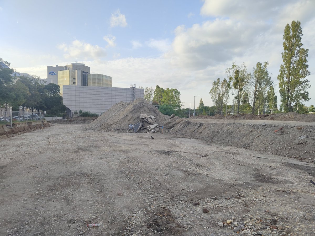 Toll! Einige 100 Menschen protestieren gerade gegen die unnötige Hochgarage der #PVA am Handelskai in der #Leopoldstadt.