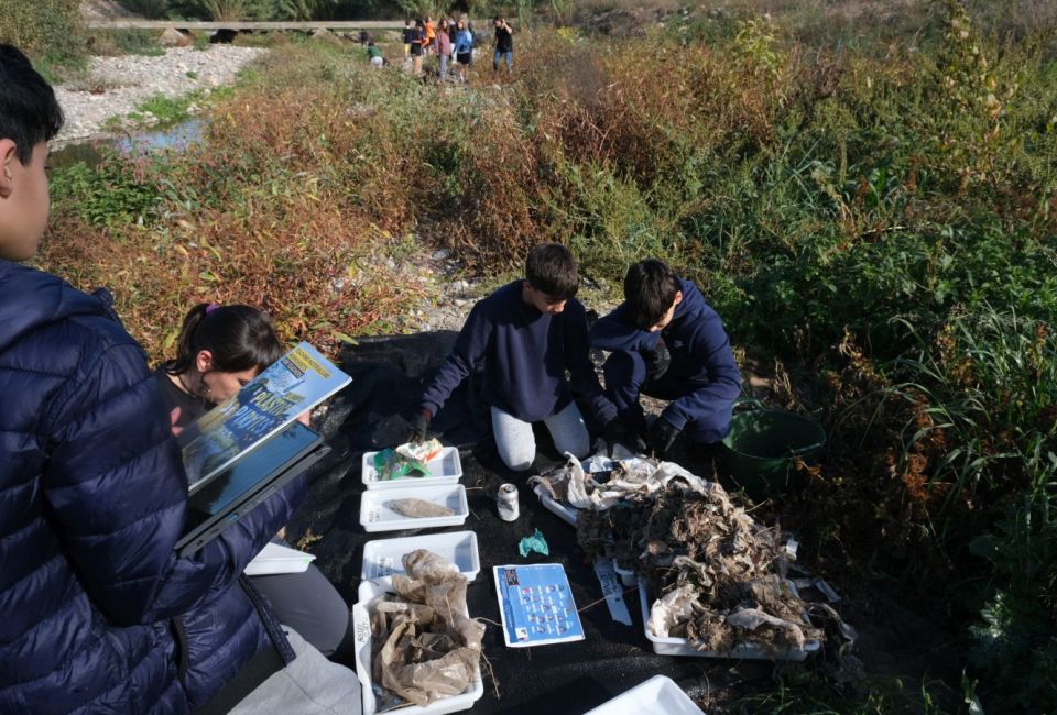 📣 Vols que la teva escola o institut formi part de <a href="/PlasticPirateEU/">Plastic Pirates - Go Europe!</a>?

▶️ Podem oferir recursos educatius a centres escolars, per facilitar que facin mostrejos i recullin dades que ajudaran a estudiar la contaminació per plàstic a gran escala.

uvic.cat/noticies/els-c…