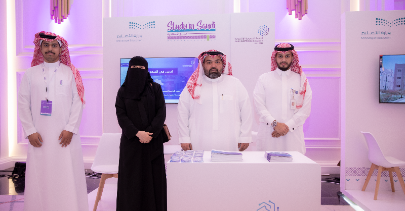 Saudi_EUni's tweet photo. 🎞️وزير التعليم والوفد المرافق له، يزور جناح #الجامعة_السعودية_الإلكترونية المشارك في ملتقى #ادرس_في_السعودية 

#رواد_تعليم_المستقبل
#SEU_2025