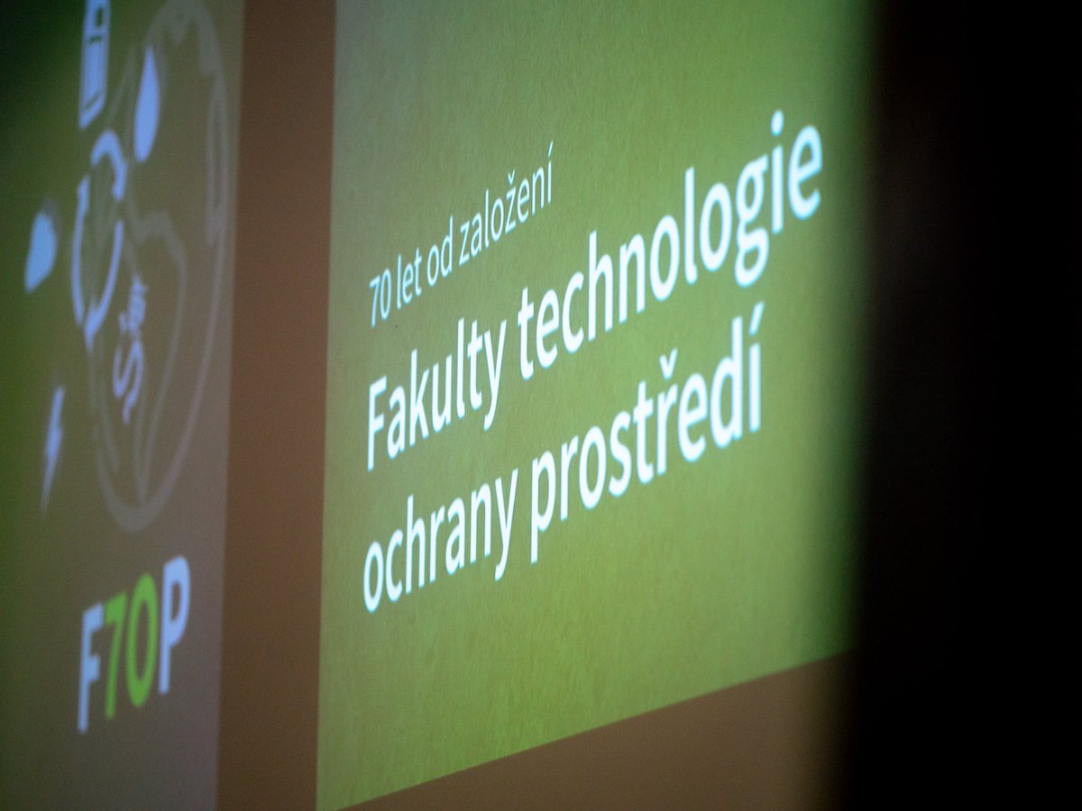 VSCHT's tweet photo. Fakulta technologie ochrany prostředí VŠCHT se záležitostmi životního prostředí zabývá již 70 let. Což je unikátní i v evropském akademickém prostředí. Vývoj přitom akceleruje a posouvá se k cirkulární ekonomice, udržitelnosti, uhlíkové stopě a celé řadě dalších oblastí. https://t.co/Dxy77tIj2s