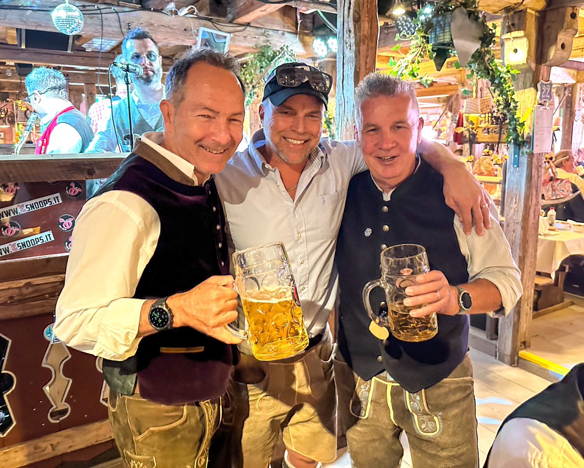 franzmunchinger's tweet photo. @MunichCowboys- &amp; Wiesn-Legenden. 🤠🏈🍺💕 

@ZapfGuenter @IngoSeibert @ralfexel 

#anstich #wiesn #oktoberfest #ausliebezufootball #endzn @DAZN_DE https://t.co/AE2RADhV1r