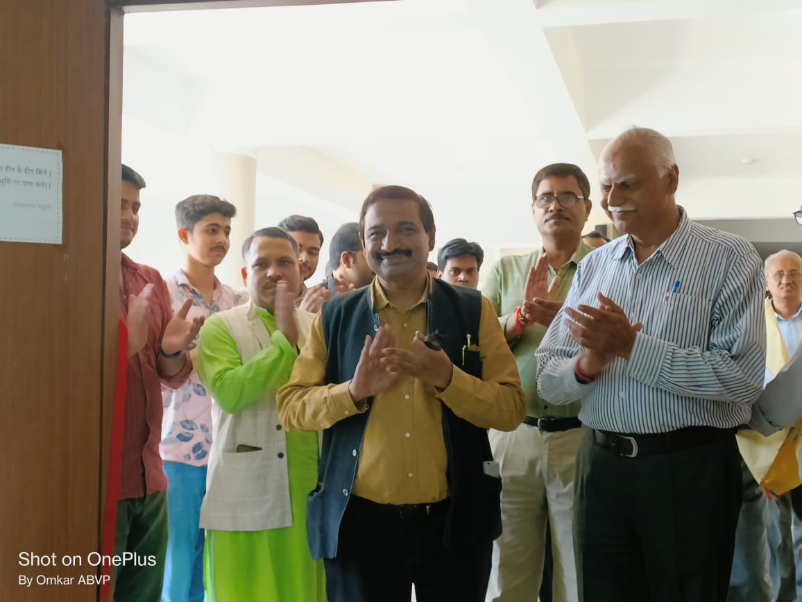 भविष्य की पत्रकारिता तकनीक पर केंद्रित रहने वाली है; युवा पत्रकारों को मल्टीटास्किंग बनना पड़ेगा यह बात एमसीयू रीवा परिसर में आयोजित नव प्रवेशित विद्यार्थियों के उन्मुखीकरण एवं प्रतिभा पुरस्कार वितरण के दौरान  मा. कुलपति प्रो. (डॉ.) के जी सुरेश ने कहीं ।
<a href="/kg_suresh/">Prof (Dr) K G Suresh</a> <a href="/mcu_bhopal/">MCNUJC</a>
