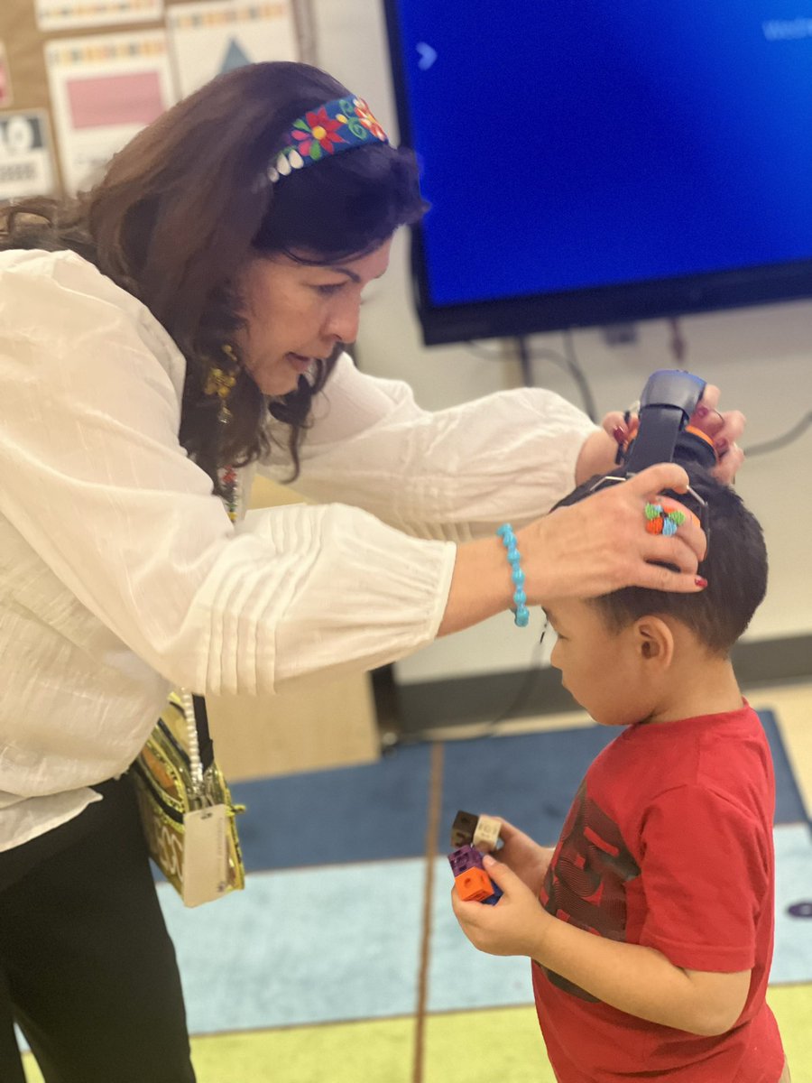 Leigha_Curry7's tweet photo. It’s takes a BIG 💜 to help shape little minds! @FARIASECC #Ipromose @KingJames #TrueNorth @HISDNorthDiv https://t.co/hvcNIuih8s