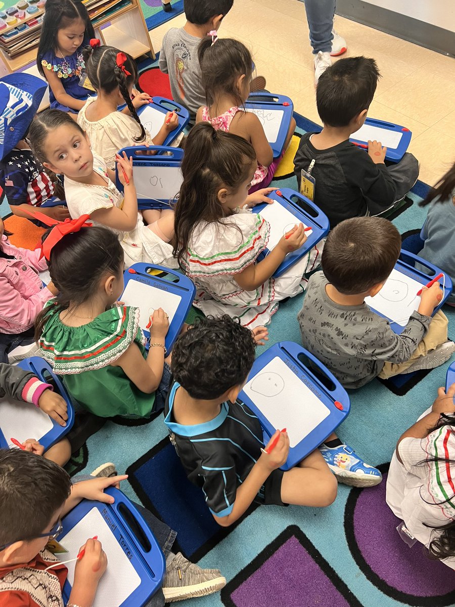 Leigha_Curry7's tweet photo. It’s takes a BIG 💜 to help shape little minds! @FARIASECC #Ipromose @KingJames #TrueNorth @HISDNorthDiv https://t.co/hvcNIuih8s