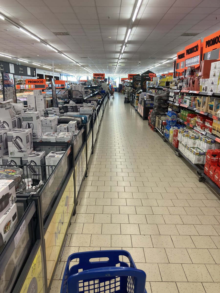 33333b64097e4fb's tweet photo. Wee jaunt to Reus in Catalonia today and of course had to visit the middle of Lidl 😁 #lidl https://t.co/T71mqoI4jJ