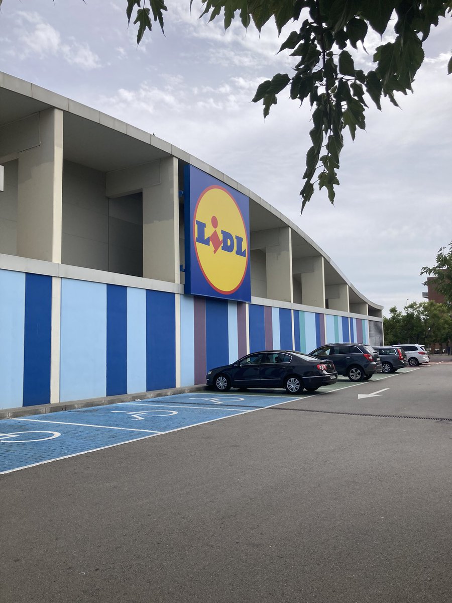 33333b64097e4fb's tweet photo. Wee jaunt to Reus in Catalonia today and of course had to visit the middle of Lidl 😁 #lidl https://t.co/T71mqoI4jJ
