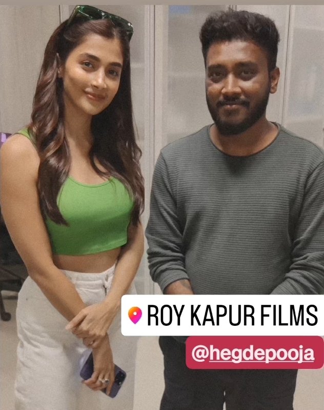 Pooja hegde with Fan at Roy Kapoor films [office] today ❤️ #KoiShaq #ShahidKapoor #PoojaHegde