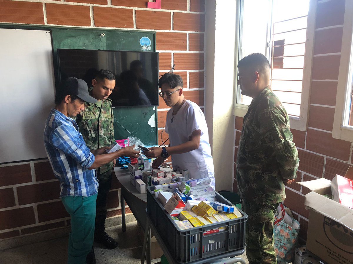 Soldados del Batallón Atanasio Girardot de la #CuartaBrigada, realizaron una jornada de apoyo al desarrollo en la que se brindaron servicios de medicina general, recreación y animación, lo cual permitió beneficiar a más de 560 habitantes del mpio de Ituango, Ant. 
#PlanAyacucho