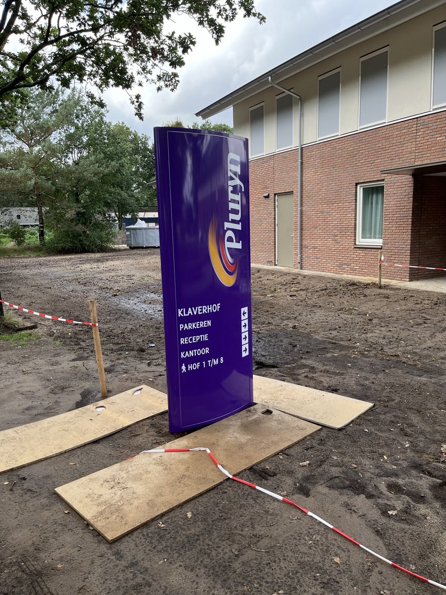 Burgemeester Frits Naafs van gemeente Utrechtse Heuvelrug opende vandaag Het Klaverhof in Maarsbergen. Samen met 2 jongeren. In deze nieuwe woonvorm kunnen Pluryn medewerkers alle verbeteringen voor de intensieve jeugdzorg vormgeven.