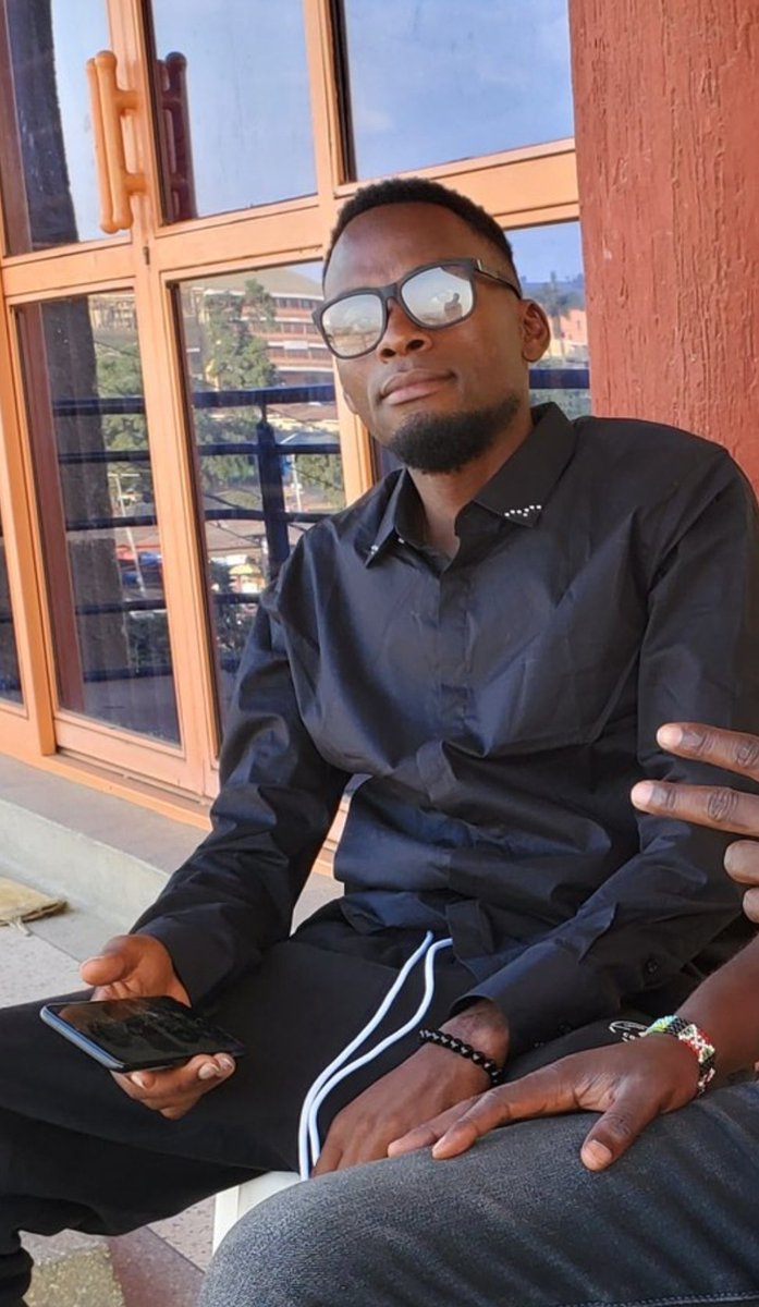 ArthurHaile1's tweet photo. Hey frnds help me and retweet this tweet, That guy in frame 2 he's called Niwonyine Nassan, I helped him to call someone with my phone yesterday evening like at 11pm at kakyeka stadium until now i haven't heard anything from him, I suspect him to be around kla kisenyi Ham plaza😭 https://t.co/UWEw9TgHIc