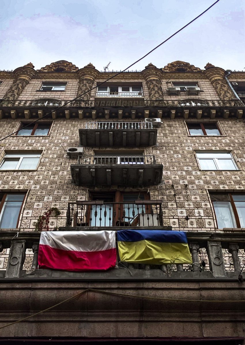 A building in the centre of Kyiv… 🇺🇦🇵🇱 📸 @KowalczukJuliia