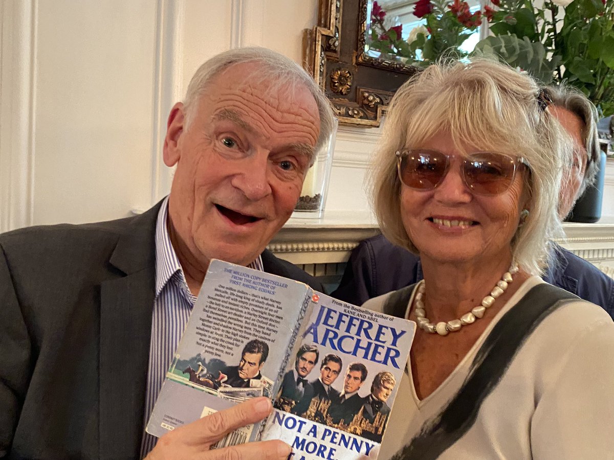 britishpoles's tweet photo. “The Poles did more for us than any other country (…) and that's how I decided a Pole in the book was my hero” - said @Jeffrey_Archer at the literary lunch at @ognisko_polskie. 
Archer, a famous novelist and ex-Conservative MP, has published over 320 million copies of his books worldwide.
British Poles were the media patron of the event.