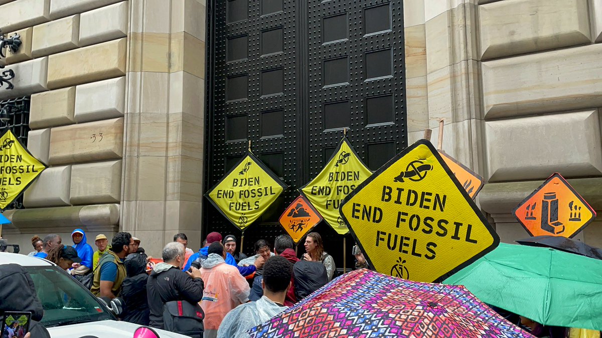 BREAKING: Hundreds of climate activists — New Yorkers, youth, elders, scientists, Indigenous leaders + more — have surrounded + are blockading the Federal Reserve on Wall Street.

This is a #ClimateShutDown. We must urgently #EndFossilFuels + stop funding deadly oil, gas, + coal.