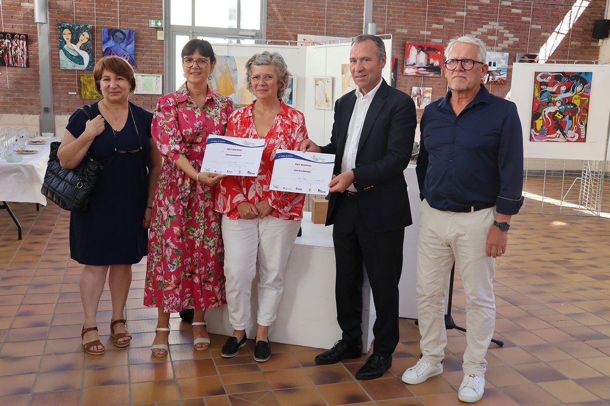 VChateaubriant's tweet photo. 👏🎗️😄 Vendredi 15 septembre, au sein du #Marché #Couvert, s'est déroulée la #remise du #prix #régional au #concours les "#Rubans du #Patrimoine" pour la réhabilitation du Marché Couvert et son parvis. https://t.co/iGTwPMHGKY