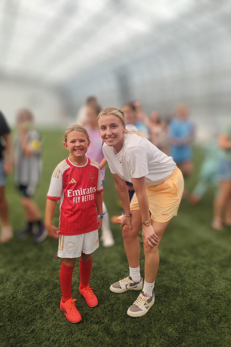 One of our Year 3 pupils recently won a competition to win a football training session with some of the top coaches in the country! Here she is meeting England Captain and Arsenal player Leah Williamson who told Esme to “dream big!” #football #ArsenalLadies #englandladiesfc