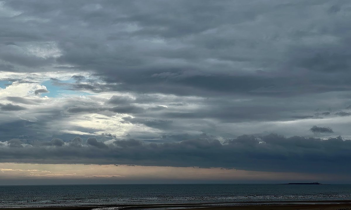 TomCadwallender's tweet image. ‘Night and Day’ Alnmouth Bay. #mypatch