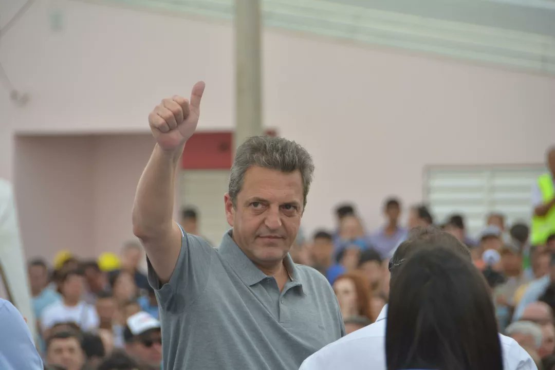 prof_martinezr's tweet photo. Acompañamos la entrega de 180 viviendas en la zona de Itaembé Guazú donde estuvo el ministro de Economía y candidato a Presidente de Unión por la Patria, Sergio Massa acompañado por el gobernador Oscar Herrera Ahuad ++ https://t.co/h1ty9TTioW