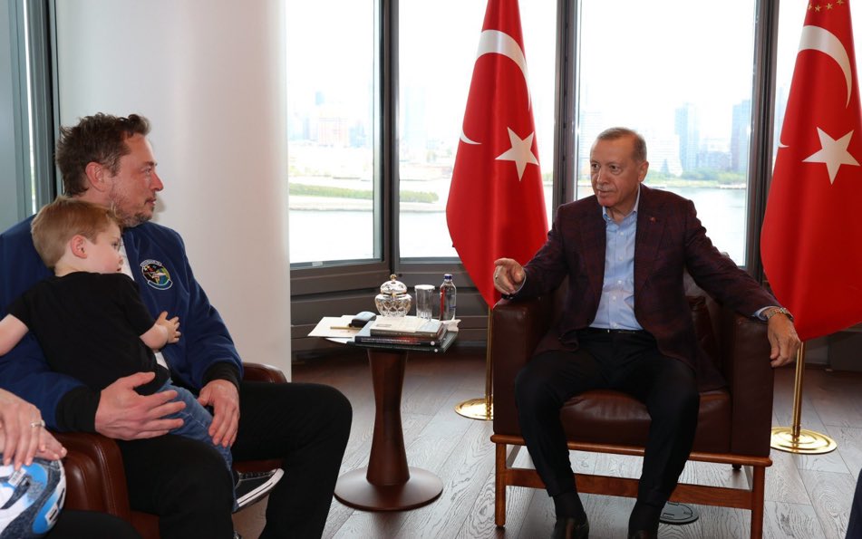pupusas's tweet photo. Elon Musk is actively countering the issue of population decline by leading by example and showcasing the joys of parenthood. Here he is with his son X, visiting the Turkish president. 🌍 #Parenting #PopulationChallenge https://t.co/5qtAUonCkG