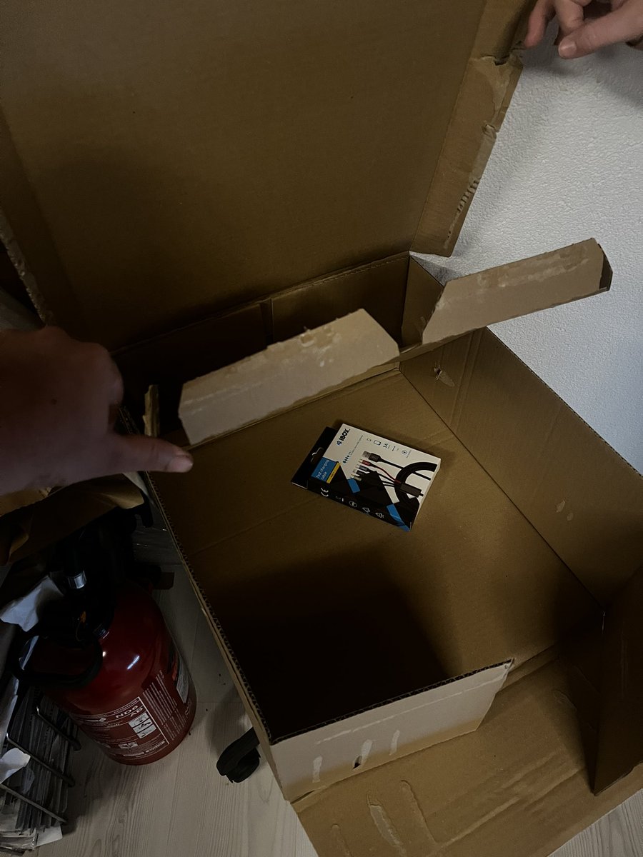 BaumannAdrian's tweet photo. @microspot_ch „geiz no?!“ - was ist das denn für eine Verpackung für so was?!
#fail #Nachhaltigkeit NOT! https://t.co/6RbJ9CkFS8