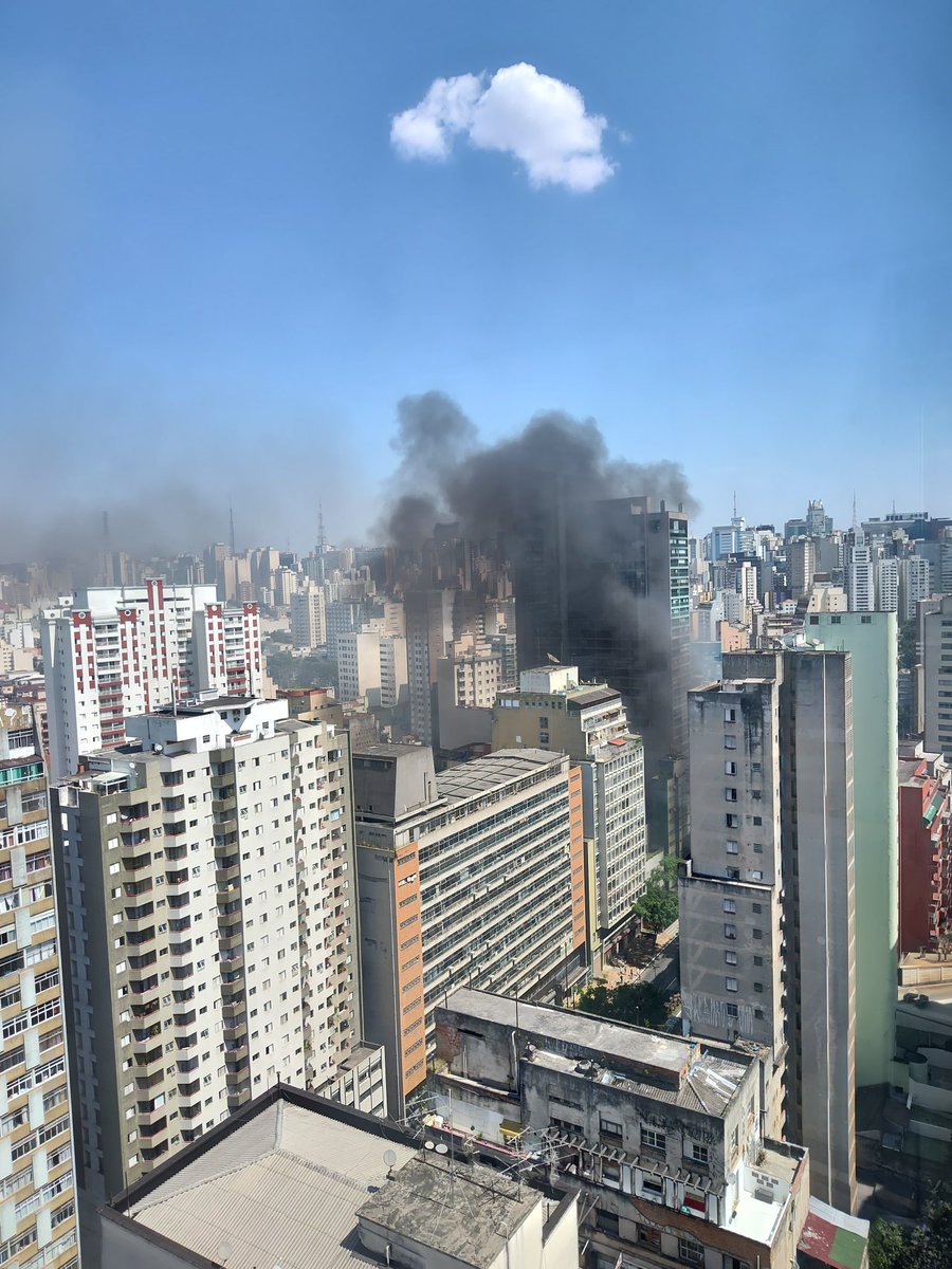 marcelohiginio's tweet photo. Fogo na 9 de Julho em São Paulo fechando os dois sentidos. https://t.co/dVLXYpjmes