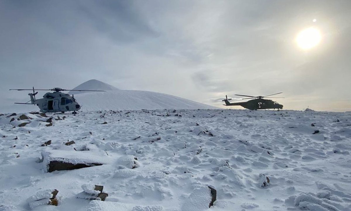 UtinJR's tweet photo. 🇫🇮 #Helikopteripataljoona osallistui 🇸🇪 ilmavoimien järjestämään lentokoulutustapahtumaan Ruotsin Abiskossa 11. - 15.9. Yhteistoimintaa ruotsalaisten kollegojen kanssa hiottiin huikeissa tunturimaisemissa.
#utjr #helikopterit #nh90 #lentokoulutus #arktinenalue #fise https://t.co/b7J853Y8LF
