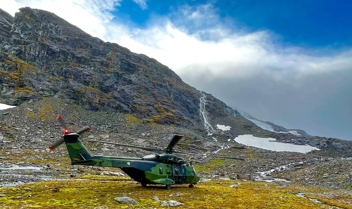 UtinJR's tweet photo. 🇫🇮 #Helikopteripataljoona osallistui 🇸🇪 ilmavoimien järjestämään lentokoulutustapahtumaan Ruotsin Abiskossa 11. - 15.9. Yhteistoimintaa ruotsalaisten kollegojen kanssa hiottiin huikeissa tunturimaisemissa.
#utjr #helikopterit #nh90 #lentokoulutus #arktinenalue #fise https://t.co/b7J853Y8LF