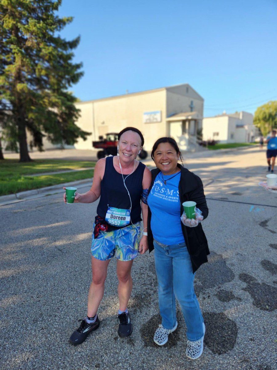 OSMSGB's tweet image. Thank you to everyone at OSMS, Blaze Sports &amp;amp; Fitness, and Catalpa Health who volunteered at our @FCMarathon water station! We are happy to have had the opportunity to cheer on and support all of the marathon participants.

#OSMS #waterstation #FoxCitiesMarathon #relaysponsor