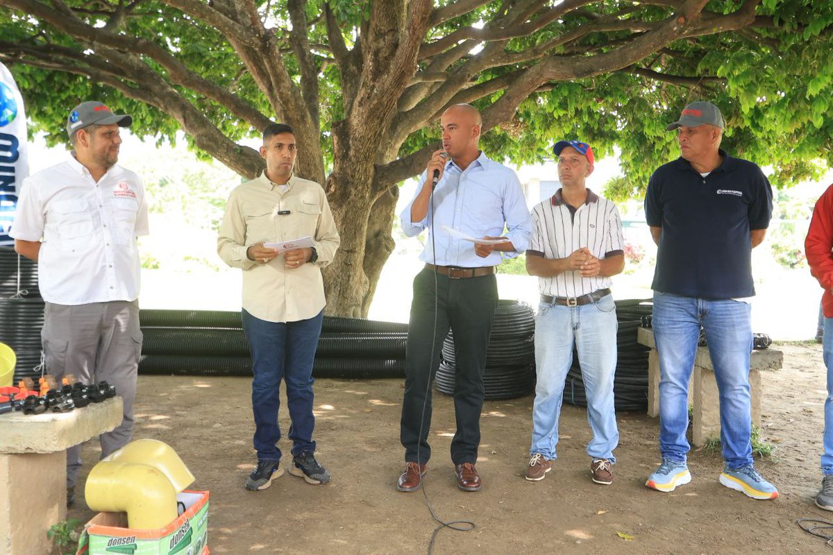 HectoRodriguez's tweet photo. ¡Buenas noticias para nuestros vecinos y vecinas de Baruta! Hoy entregamos materiales para culminar proyectos de mejora del servicio de agua en más de quince comunidades de Hoyo de La Puerta. 

Seguimos trabajando en equipo, Gobierno Bolivariano y Poder Popular, para mejorar la calidad de vida del pueblo mirandino.