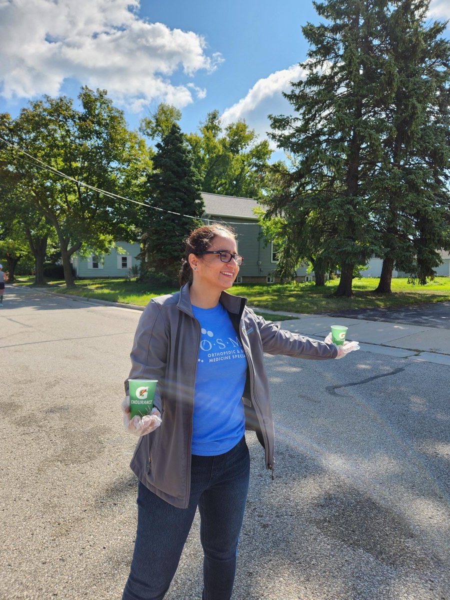OSMSGB's tweet image. Thank you to everyone at OSMS, Blaze Sports &amp;amp; Fitness, and Catalpa Health who volunteered at our @FCMarathon water station! We are happy to have had the opportunity to cheer on and support all of the marathon participants.

#OSMS #waterstation #FoxCitiesMarathon #relaysponsor