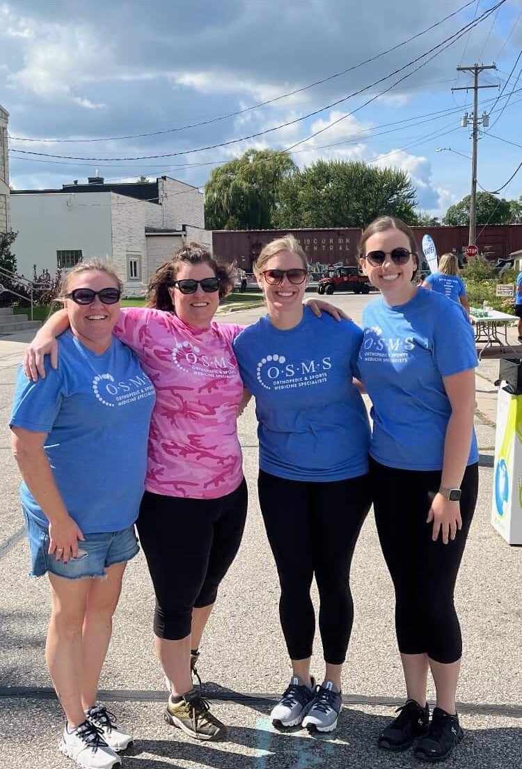 OSMSGB's tweet image. Thank you to everyone at OSMS, Blaze Sports &amp;amp; Fitness, and Catalpa Health who volunteered at our @FCMarathon water station! We are happy to have had the opportunity to cheer on and support all of the marathon participants.

#OSMS #waterstation #FoxCitiesMarathon #relaysponsor