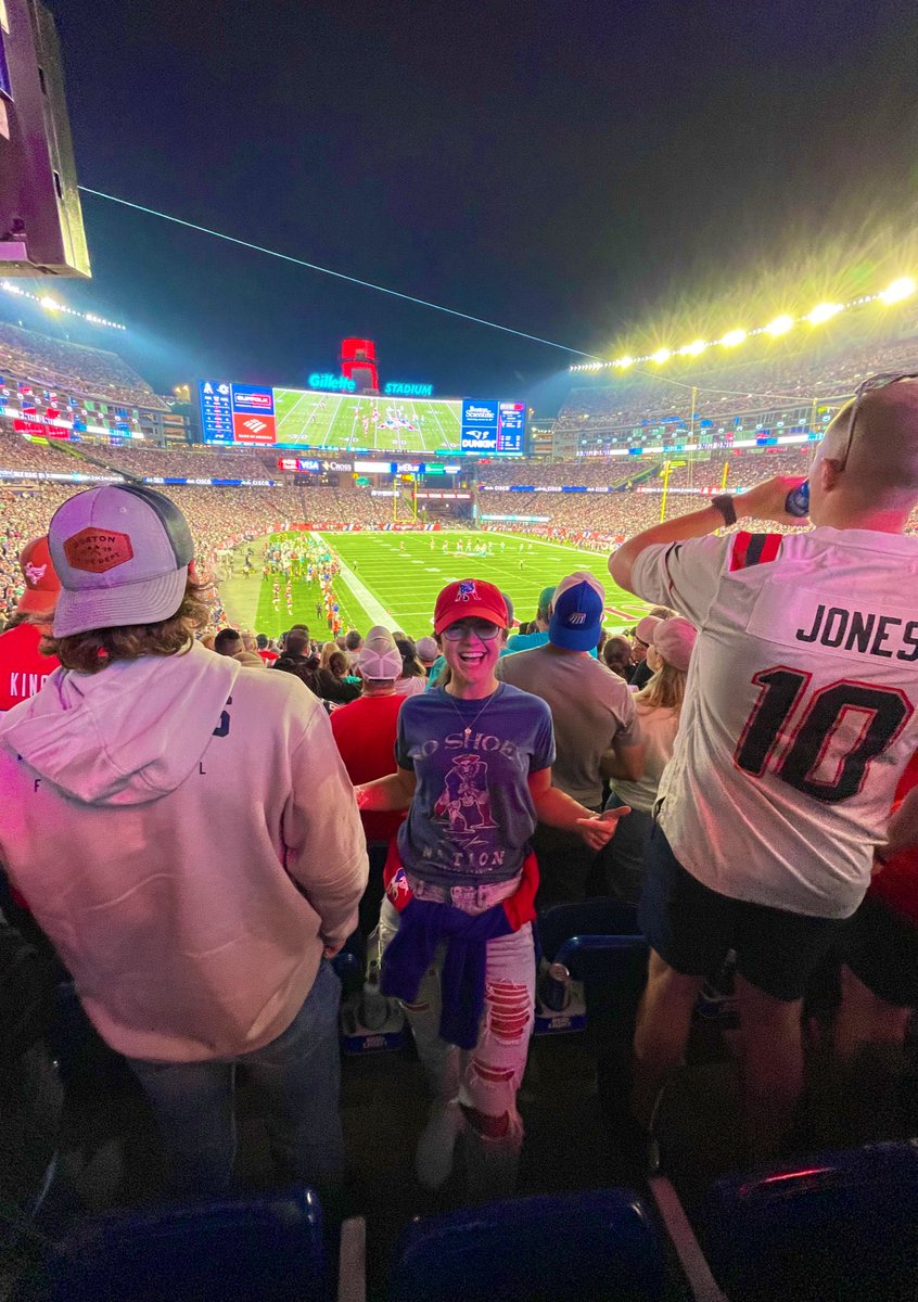 Morgan_Goozey's tweet photo. @kennychesney @GilletteStadium @Patriots WHEN KENNY MAKES YOUR WHOLE NIGHT ‼️‼️ What a surprise AND HEY check out the shirt https://t.co/RfeIH8cWaF
