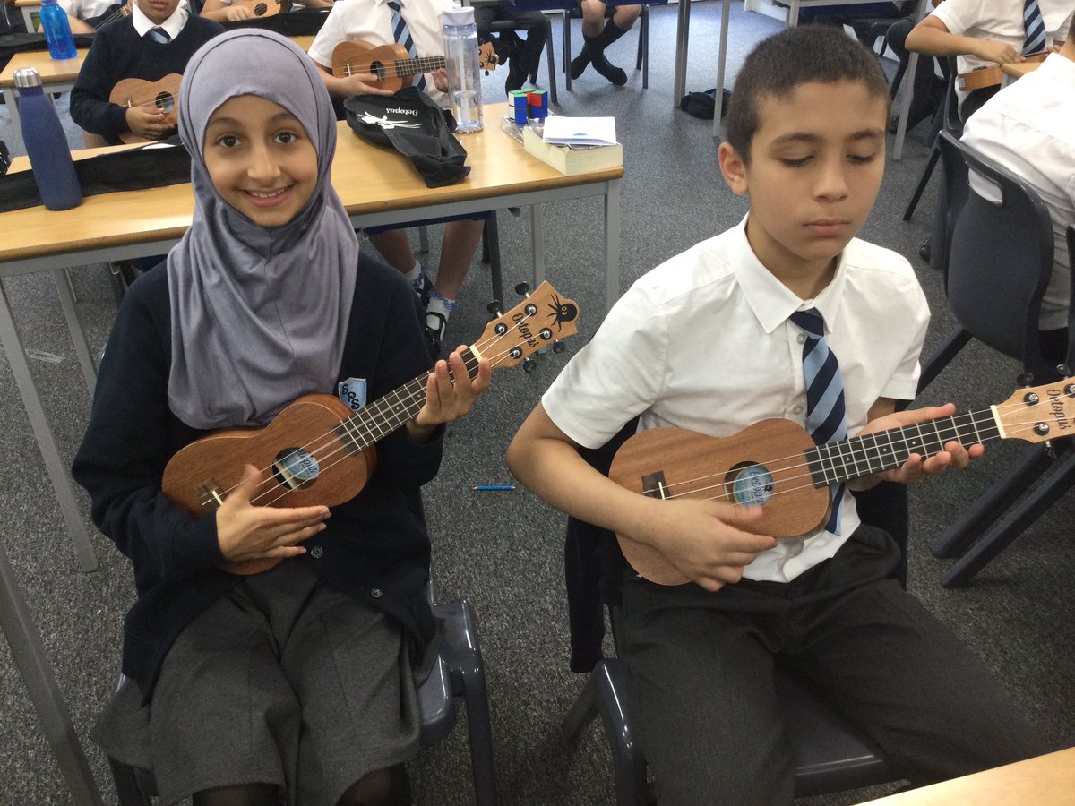 SmithdownPrimY6's tweet photo. We had our first ukulele session last week. Chords and frets 🎼🎶🎵#smithdownmusic https://t.co/13owLxo1hn