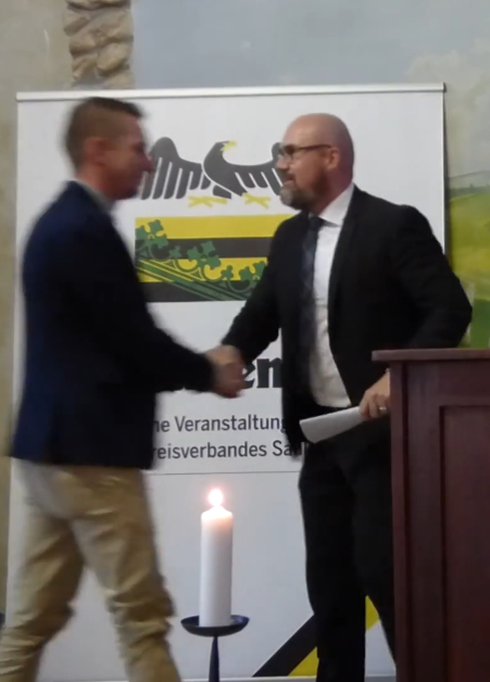 Stefan_K__'s tweet photo. Nachdem Preussen-Fan #Höcke überraschend absagte, zeigen sich neue Bündnisse. Der vom #Flügel vormals verhasste Frank #Rinck aus #Niedersachsen wird mit Handschlag begrüßt und darf als 1. Redner sprechen. Mehr Abwendung von Höcke kaum vorstellbar.

#Preusenfesst 2023 https://t.co/DpeGqc78yx