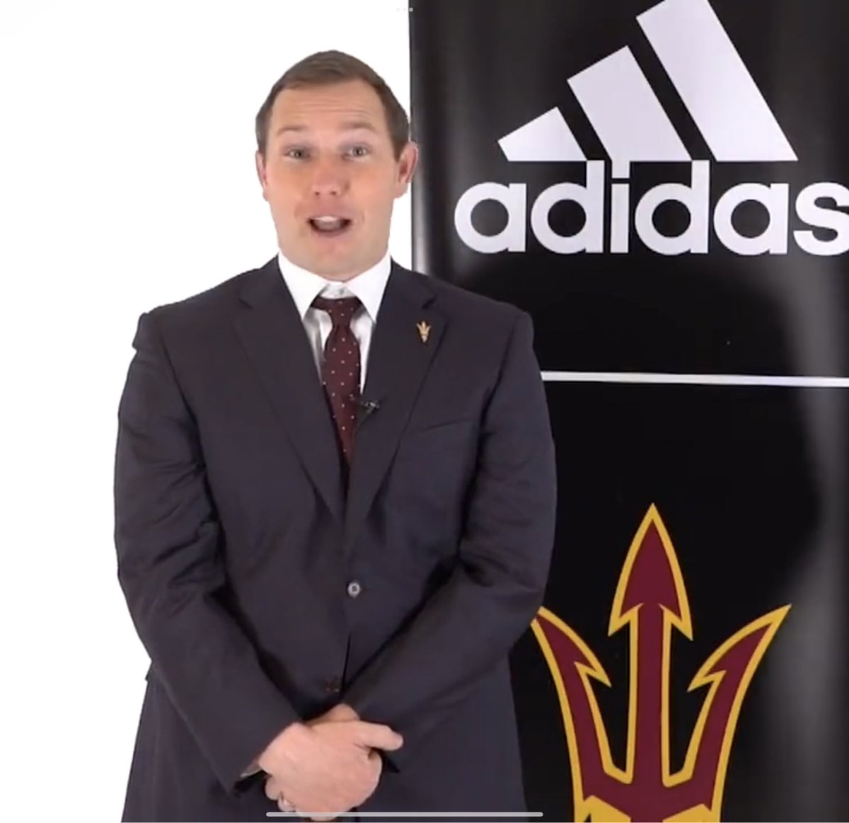 FightOnRusty's tweet photo. ARIZONA STATE WEEK ⚔️
Reminder that ASU head coach Kenny Dillingham picked up a suit from Goodwill for his introductory press conference
Kenny Dillingham is not a serious person https://t.co/Jcq279Txuy