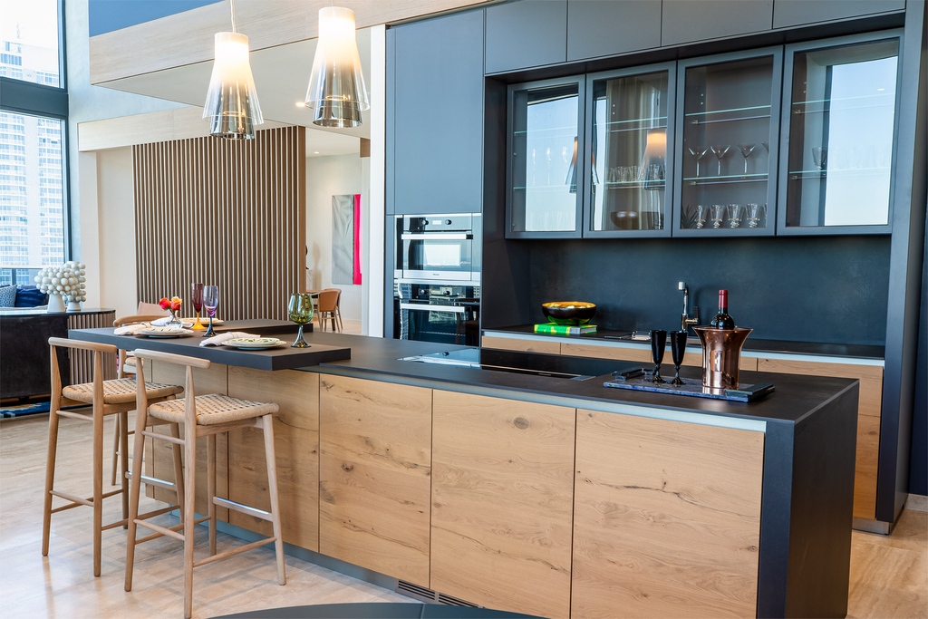 nestcasamiami's tweet image. @NasonMoretti glassware adds a subtle touch of timeless beauty and modern sensibility to this kitchen island dining area. Styling details from our @brickellflatiron project. ⁠
.⁠
#interiorstyling #kitchenstyling #kitchendecor #kitchendesign #miamifl