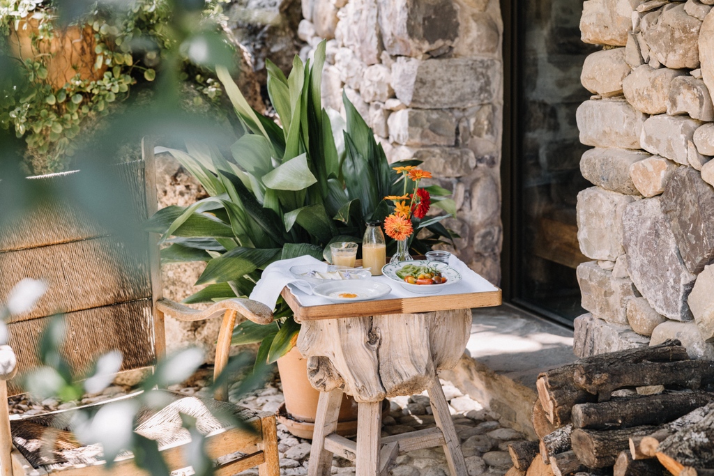 Magnolia Room

Ideal for a party of four, the suite boasts an exquisite copper bathtub and a charming, tiny patio, offering a delightful outdoor experience.

#sustainablehotel #organicandnatural #luxuryhoteldesign #boutiquehotel