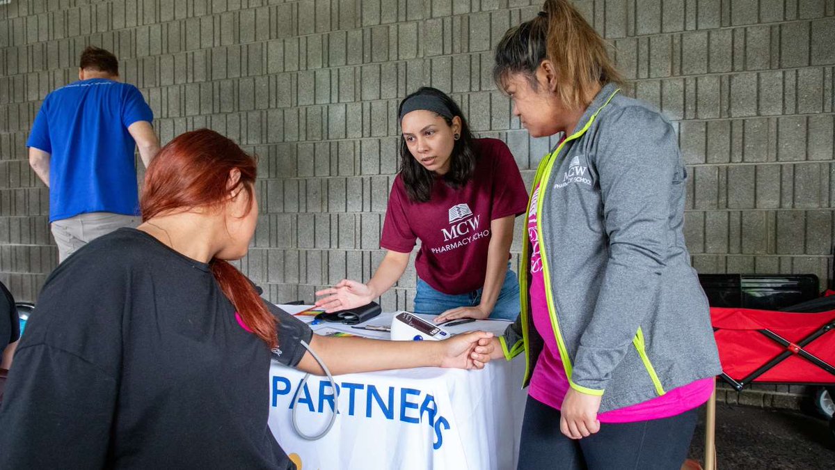 Through the MCW Neighborhood Partners program, MCW School of Pharmacy students have a new #volunteer opportunity for the 2023-2024 school year: providing health screenings at a local food pantry. Learn more: mcw.edu/news/pharmacy-…