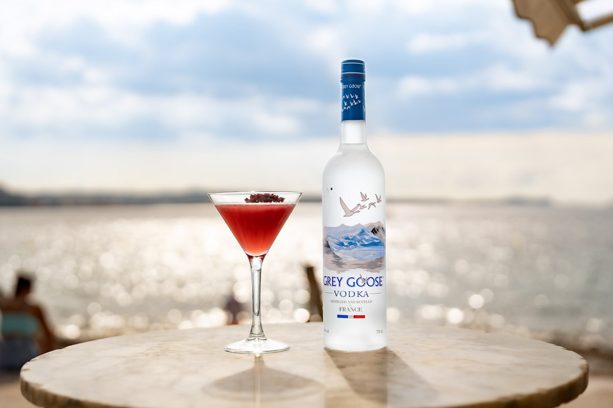 Mamboibiza's tweet photo. Glamourous drinks, stunning views: A Dash of Luxury mixed with Grey Goose 🍸#vodkapolitan @GreyGoose #GreyGoosePartner https://t.co/1EIPhaqqkj