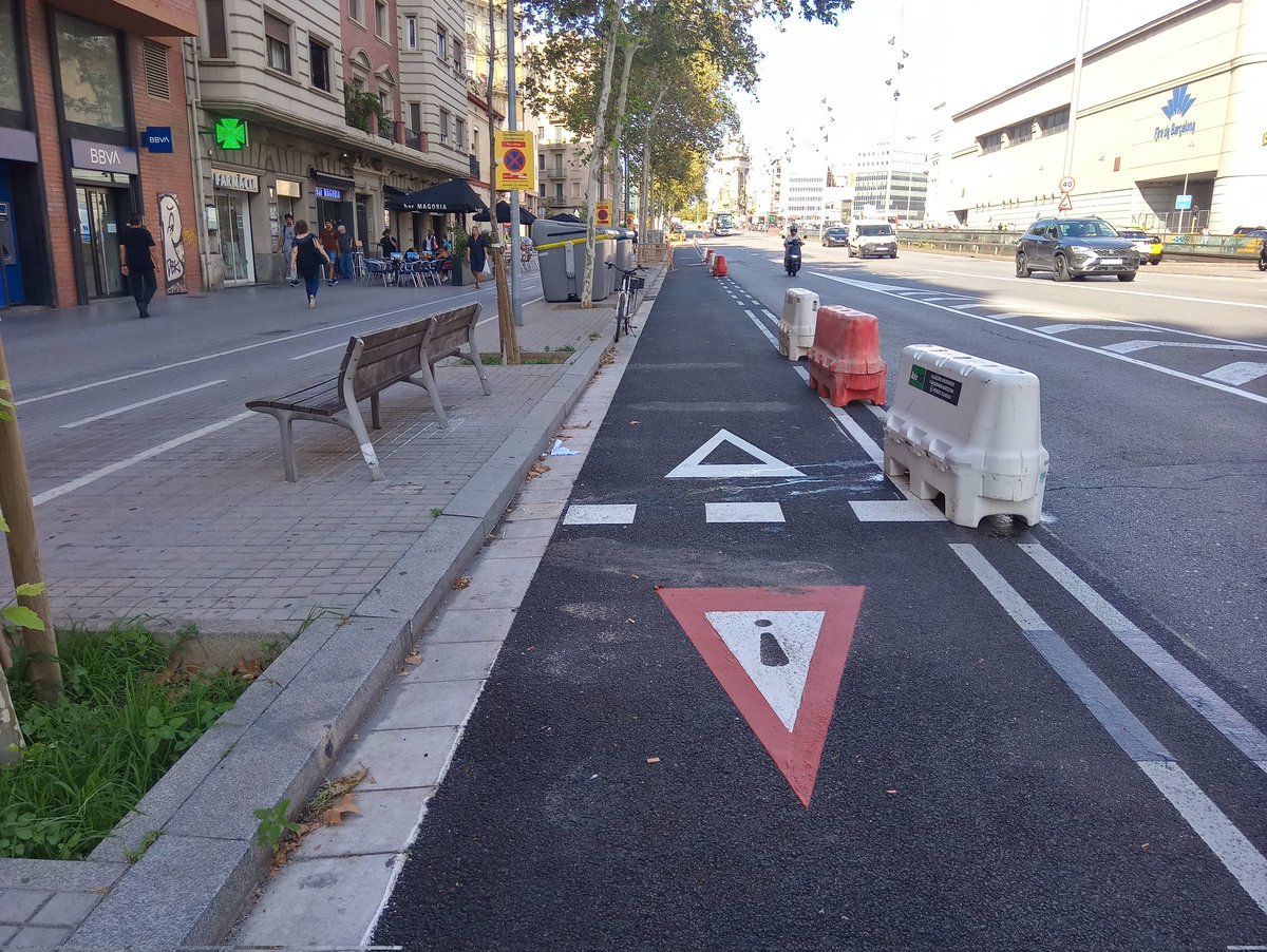 GabrielDeulofeu's tweet photo. Sembla que han obert el #carrilbici de Gran Via fins a plaça Cerdà i ja tenim els primers #CBInvaders
#bicibcn https://t.co/cNaL912ilI