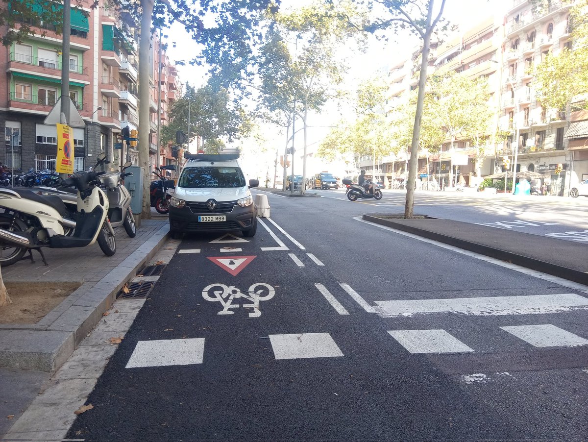 GabrielDeulofeu's tweet photo. Sembla que han obert el #carrilbici de Gran Via fins a plaça Cerdà i ja tenim els primers #CBInvaders
#bicibcn https://t.co/cNaL912ilI