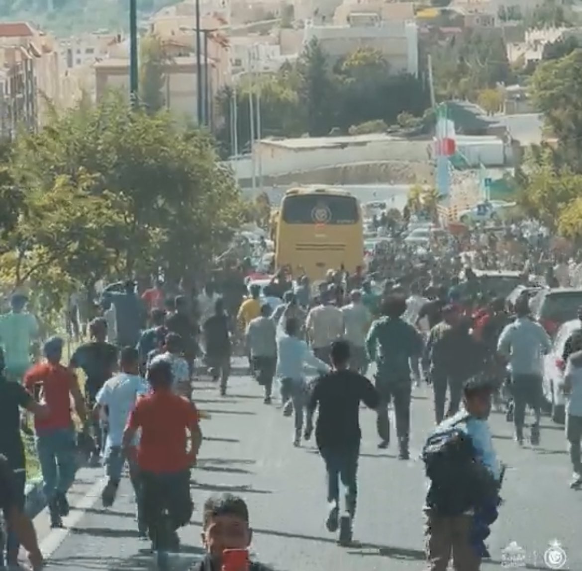 gh0lch0magh's tweet photo. حتی همین صحنه‌ها هم تقصیر آخونده، ملتی که قبل انقلاب کشورشون قطب گردشگری دنیا بود، شده کره‌شمالی، معلومه مردم واسه دیدن بهترین فوتبالیست دنیا اینجوری ذوق می‌کنن.
شما هم نمی‌خواد نگران آبروی ایران باشید، دنیا این همه جنایت جمهوری اسلامی در حق مردم رو ندید، اینم نمی‌بینه. https://t.co/8WihResX7e