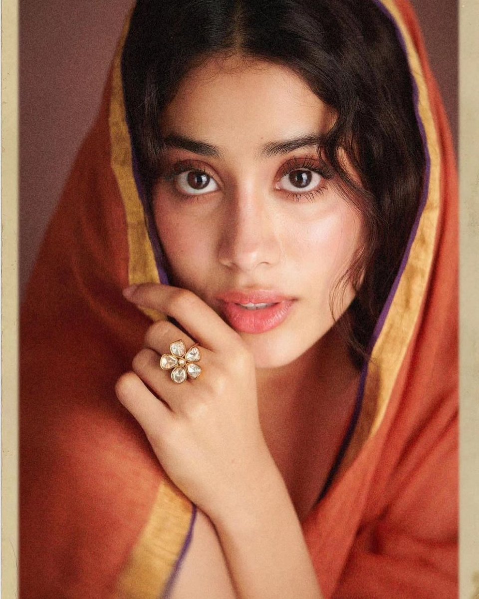filmfare's tweet photo. Swooning over #JanhviKapoor. 🧡✨ https://t.co/VkwoVMghKM