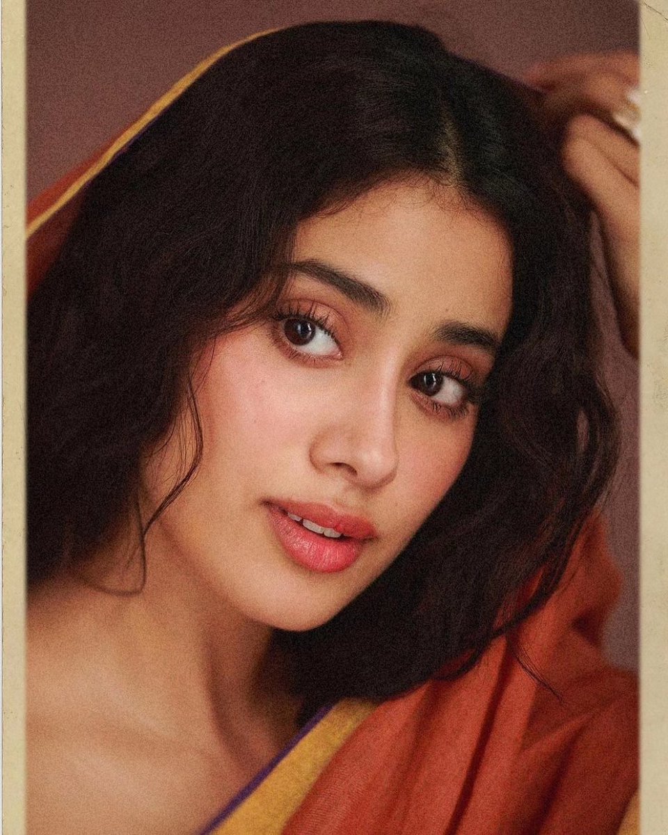 filmfare's tweet photo. Swooning over #JanhviKapoor. 🧡✨ https://t.co/VkwoVMghKM