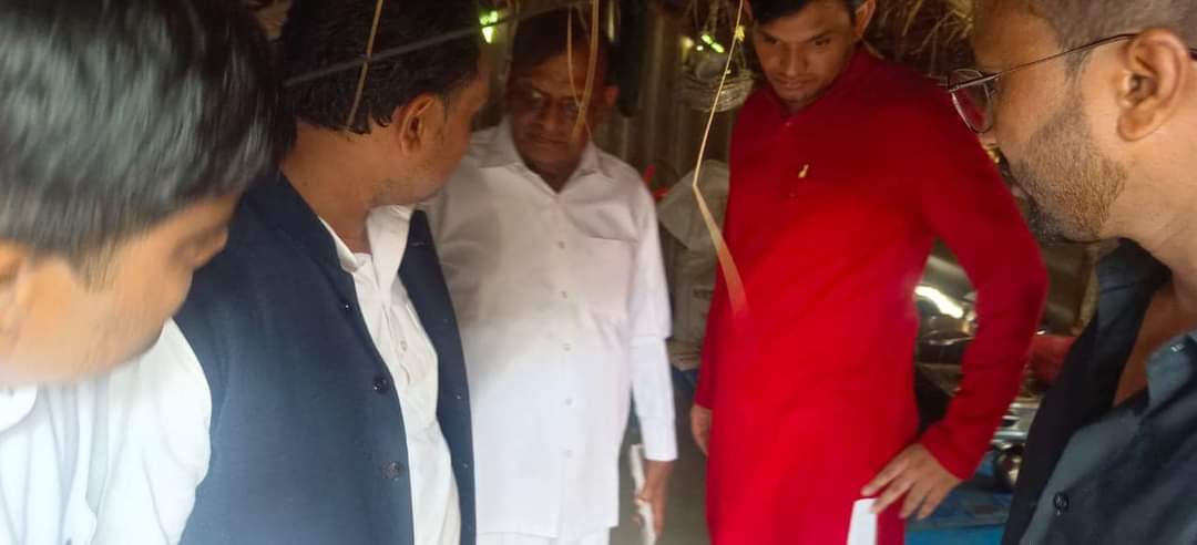 समाजवादी पार्टी के राष्ट्रीय अध्यक्ष मा. अखिलेश यादव जी के निर्देश पर 11 सदस्यीय प्रतिनिधि मंडल आज जनपद कौशाम्बी के गांव मोहद्दीनपुर के तिहरे हत्याकांड में पीड़ित परिजनों से मिलकर घटना के बारे में विस्तार पूर्वक जाना एवं प्रशासन से वार्ता कार पीड़ित परिजनों को न्याय दिलाने का