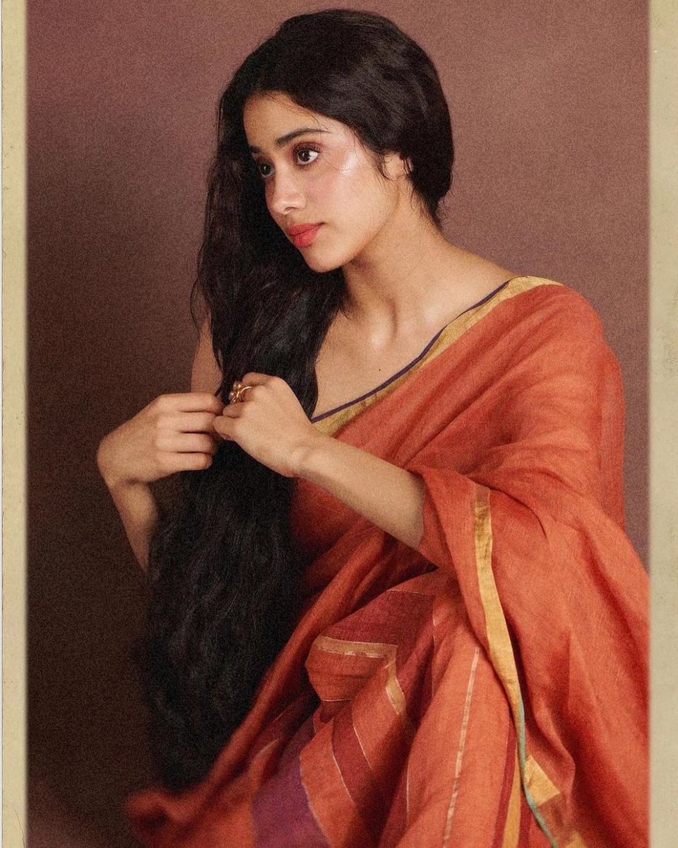 filmfare's tweet photo. Swooning over #JanhviKapoor. 🧡✨ https://t.co/VkwoVMghKM