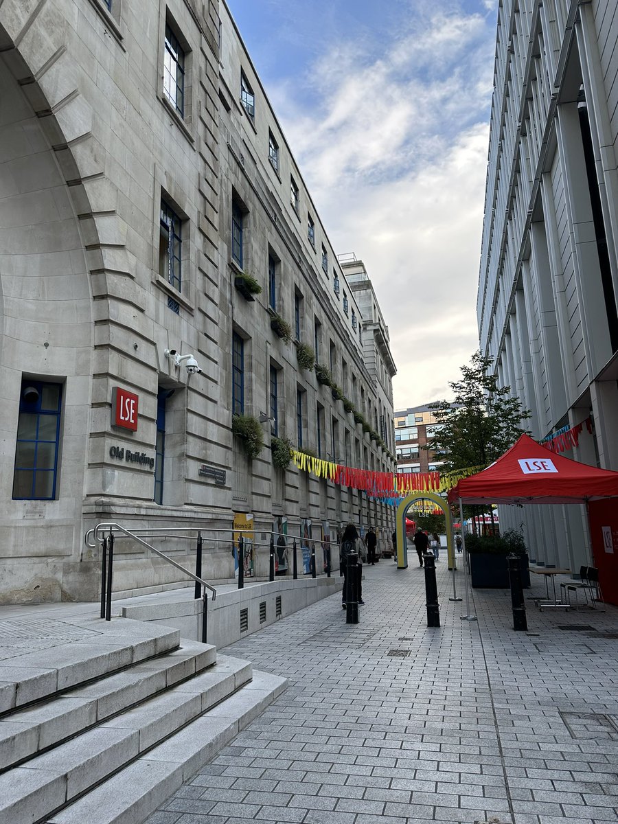 mariaanahc's tweet image. Primer día 🤓📚🇬🇧

HELLO @LSEnews @LSEGenderTweet 💜💜💜