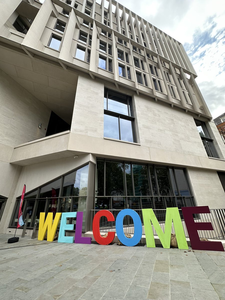 mariaanahc's tweet image. Primer día 🤓📚🇬🇧

HELLO @LSEnews @LSEGenderTweet 💜💜💜