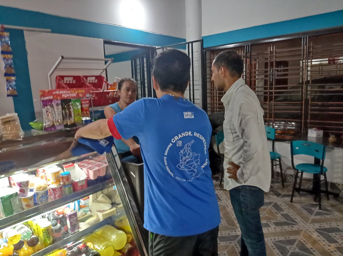 MiguelCarrillo_'s tweet photo. Jornadas completas recorriendo la bella Urbanización de la Campiña. Escuchándolos y contándoles sobre este proyecto ¡contamos contigo! 🔵 https://t.co/naE7lV9c5i