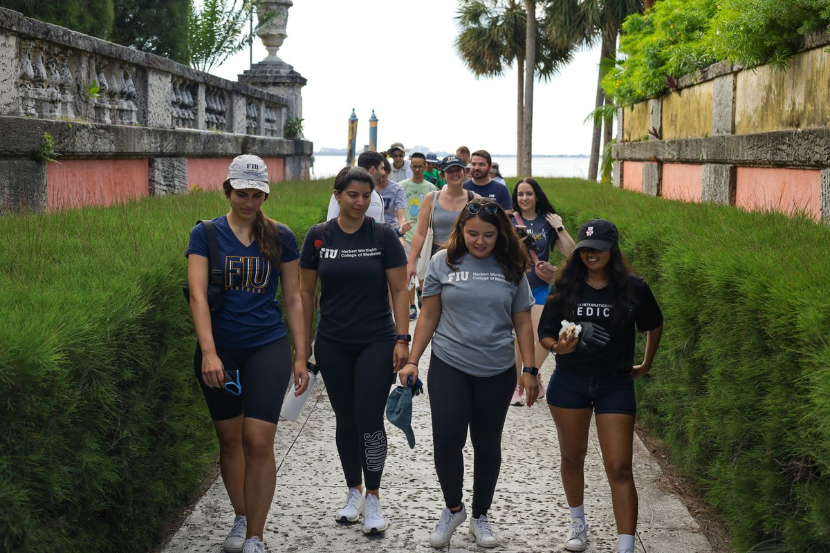 Great job by our medical students volunteering at the #InternationalCoastalCleanup at <a href="/VizcayaMuseum/">Vizcaya</a>, where they met Miami-Dade <a href="/MayorDaniella/">Daniella Levine Cava</a>. 🌏💙

#fiumed #ICCday