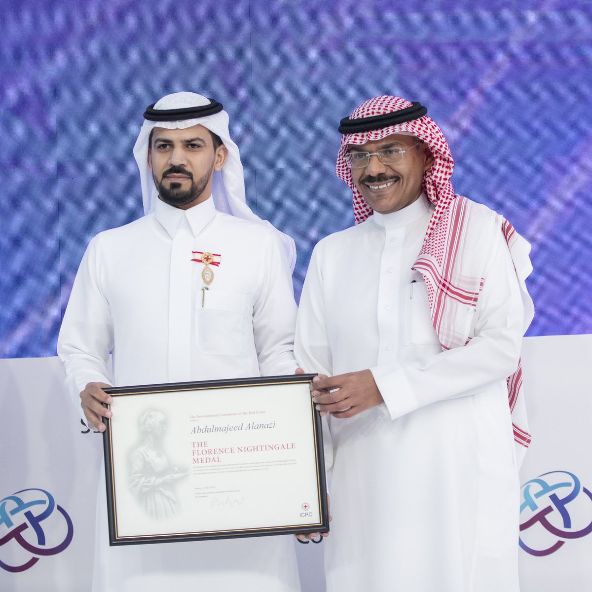 سيرة علمية ..
مهارة عملية ..
مَن لمسنا عطاءاتهم نحو خدمة الوطن هم مصدر فخر الجامعة ..

#فخر_جامعة_الملك_سعود الأستاذ/ عبدالمجيد بن عسكر العنزي، والذي تم تكريمه كأول سعودي وخليجي وسادس عربي يحصل على وسام فلورنس نايتنجيل، وهو أعلى وسام يُمنح للعاملين في مجال التمريض.